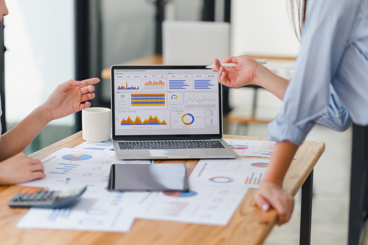 A Numble accountant setting up QuickBooks and cloud accounting for a small business